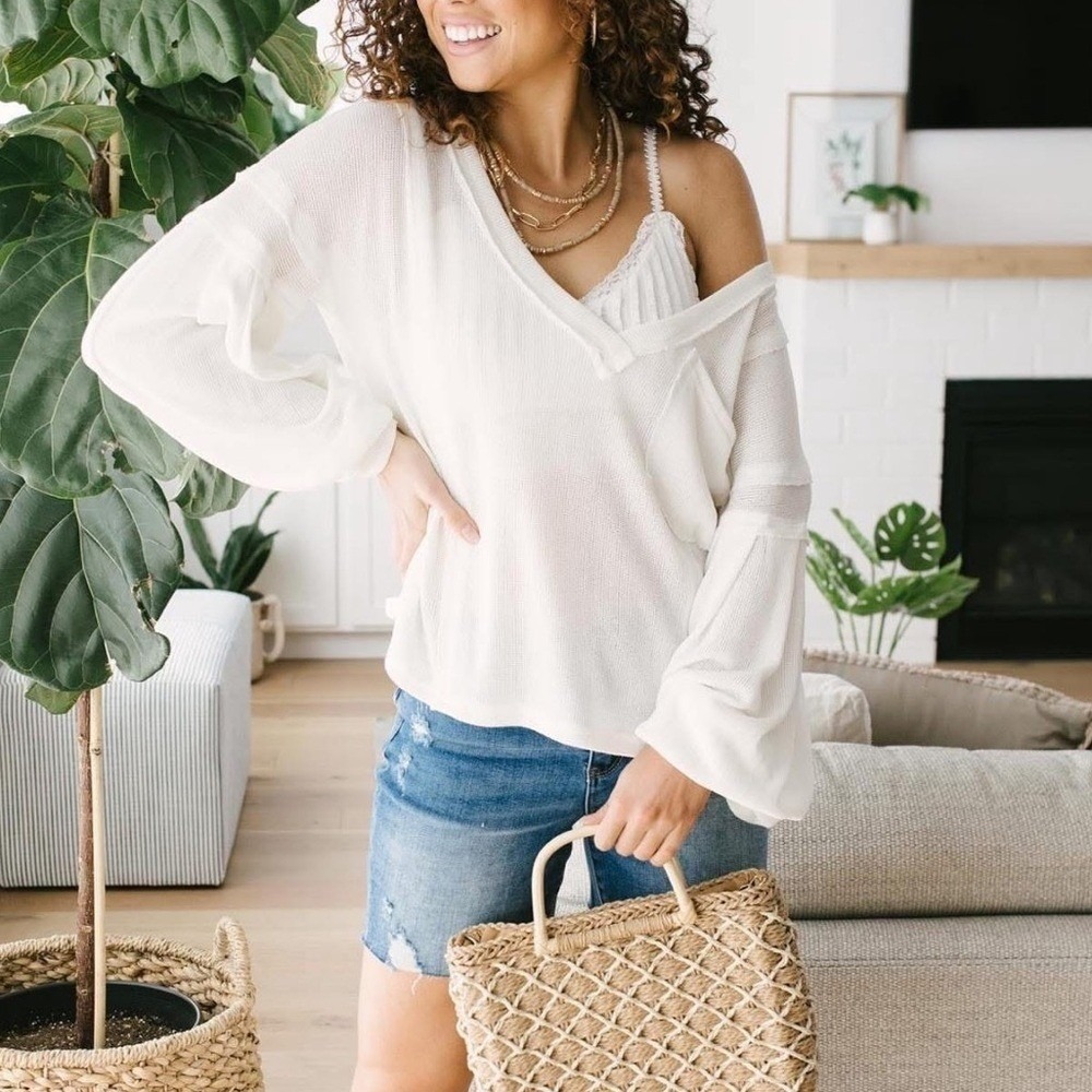 Vici Bellissimo Draped V-Neck Knit Sweater‎ Top in White Womens Small